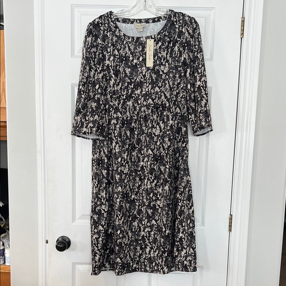 Charlie Paige Dresses & Skirts - Charlie Paige Black and White Floral Long Sleeve Dress